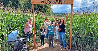 Haben erfolgreich und mit viel Spaß den Ausgang wiedergefunden: Die Familien Kautz, Rückheim und Zang, die fast anderthalb Stunden im 50000 Quadratmeter großen Maislabyrinth verbracht haben.