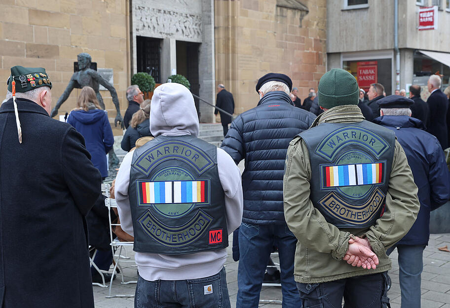 Die Zeremonie ruft zu Mitgefühl und historischem Bewusstsein auf. Die Zeremonie ruft zu Mitgefühl und historischem Bewusstsein auf.