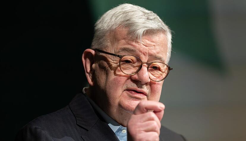 Fischer teilt aus. Fischer teilt aus.