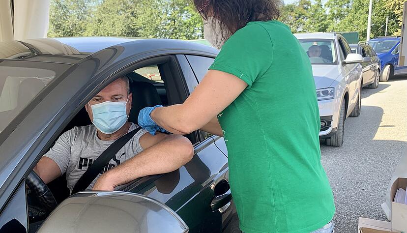 An diesem Wochenende wird der Impfstoff Johnson&Johnson verabreicht. Autofahrer, Radfahrer und Fußgänger können sich ohne Anmeldung bei der Drive-In-Aktion impfen lassen.