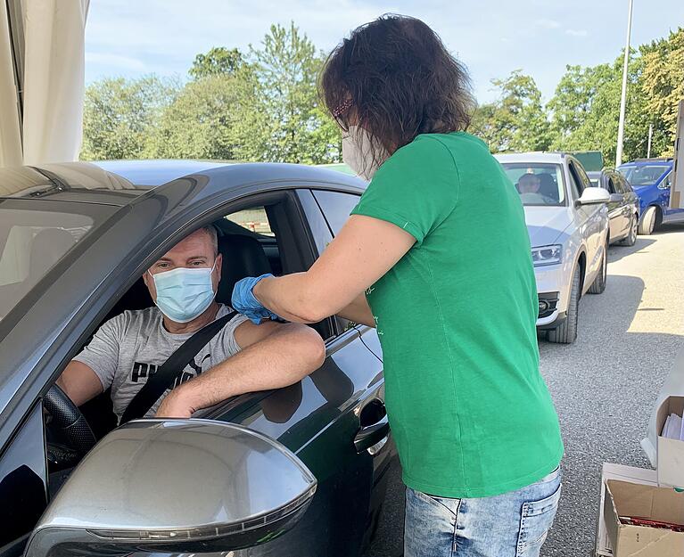 An diesem Wochenende wird der Impfstoff Johnson&Johnson verabreicht. Autofahrer, Radfahrer und Fußgänger können sich ohne Anmeldung bei der Drive-In-Aktion impfen lassen.
