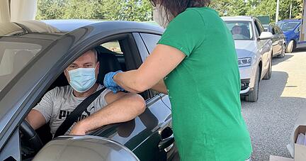 An diesem Wochenende wird der Impfstoff Johnson&Johnson verabreicht. Autofahrer, Radfahrer und Fußgänger können sich ohne Anmeldung bei der Drive-In-Aktion impfen lassen.