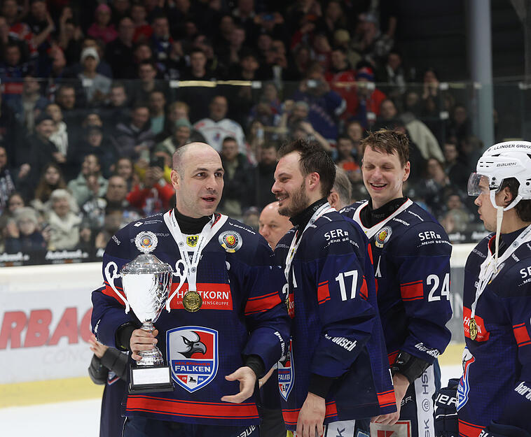 Nach dem Derby wurde Heilbronns Kapitän Freddy Cabana  der Pokal für die Meisterschaft in der Südstaffel der Oberliga überreicht.
