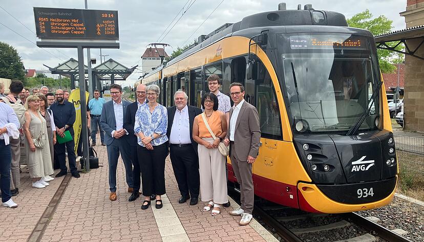 Ehrengäste, unter ihnen Staatssekretärin Elke Zimmer (Mitte), kamen mit einer Sonderfahrt am Bahnhof Schwaigern an.