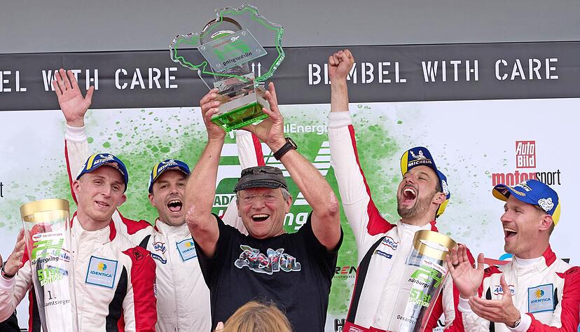 David Pittard, Earl Bamber, Teamchef Klaus Abbelen, Felipe Fernández Laser und Nick Catsburg (von links) vom Team Frikadelli Racing bescherten Ferrari den ersten Gesamtsieg.