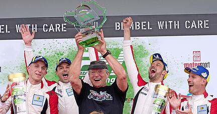 David Pittard, Earl Bamber, Teamchef Klaus Abbelen, Felipe Fernández Laser und Nick Catsburg (von links) bescherten Ferrari den ersten Gesamtsieg.
Foto: dpa