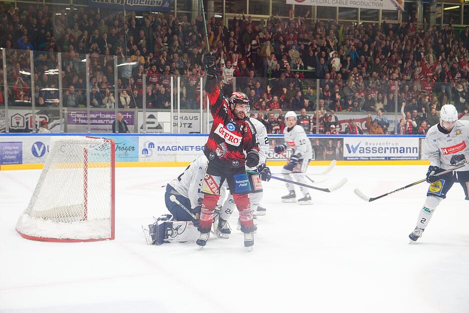 Letztlich gewinnen die Memmingen Indians das vierte Spiel der Playoff-Serie gegen die Heilbronner Falken. Letztlich gewinnen die Memmingen Indians das vierte Spiel der Playoff-Serie gegen die Heilbronner Falken.