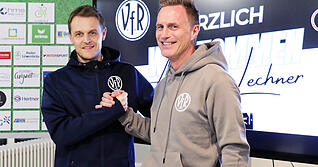 Sportdirektor Alexander Thomas (links) begr&uuml;&szlig;t Andreas Lechner, den neuen Trainer des VfR Heilbronn, der das Schlusslicht zum Klassenerhalt f&uuml;hren soll.