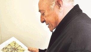 Heinrich Schöler mit einer Karte des sternförmigen Neu-Sulzfeld. Fünf Jahre Recherche hat der Erlanger in das Buch über seinen Geburtsort gesteckt.Foto: Hettich
