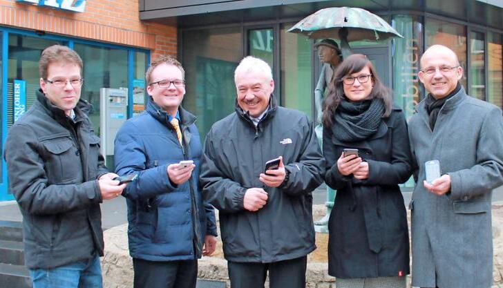 Gemeinsam zur Öhringer City-App (von links): Dr. Michael Walter (Stabsstelle für Stadtmanagement und Wirtschaftsförderung), Christian Richert (Medienberater Hohenloher Zeitung), Jürgen Simon (HGV), Linda Kirchberger-Fuchs (Digitales Produktmanagement Heilbronner Stimme) und Martin Gseller (Leistungsverbund). Gemeinsam zur Öhringer City-App (von links): Dr. Michael Walter (Stabsstelle für Stadtmanagement und Wirtschaftsförderung), Christian Richert (Medienberater Hohenloher Zeitung), Jürgen Simon (HGV), Linda Kirchberger-Fuchs (Digitales Produktmanagement Heilbronner Stimme) und Martin Gseller (Leistungsverbund).