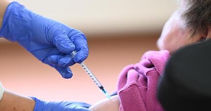 Eine Medizinstudentin impft eine Bewohnerin eines Pflegeheims gegen Corona.