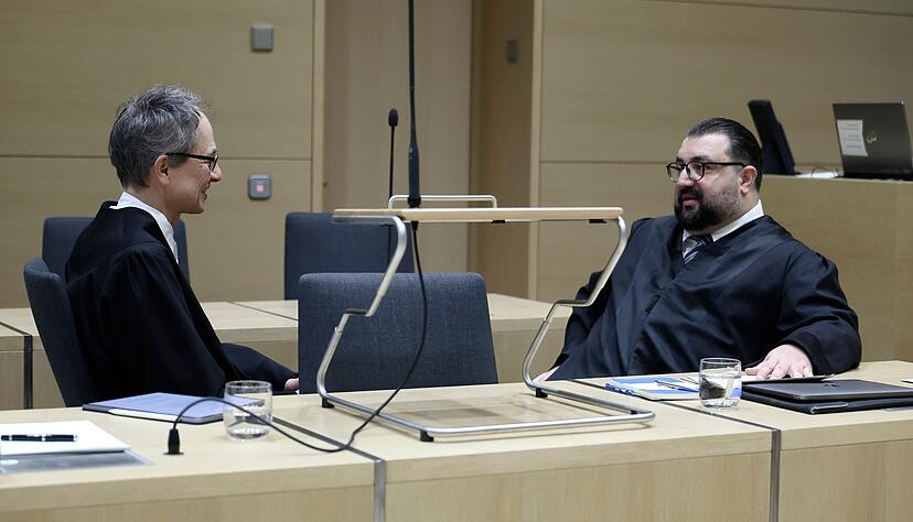 Die Anw&auml;lte von E. besprechen sich vor der Verhandlung.