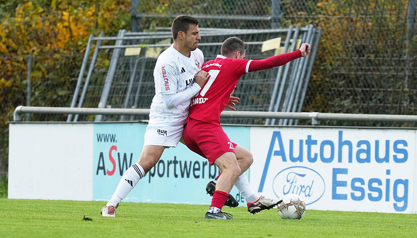 VfB-Kapitän Marc Zengerle (links) ist einer der wichtigsten Abräumer vor der Abwehrkette der Eppinger, aber auch für die Elfmeter zuständig.