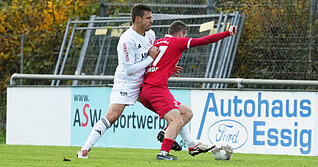 VfB-Kapitän Marc Zengerle (links) ist einer der wichtigsten Abräumer vor der Abwehrkette der Eppinger, aber auch für die Elfmeter zuständig.