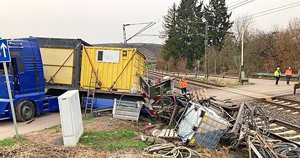 Der Tieflader wollte den Übergang zwischen Lauffen und Nordheim überqueren. Ein herannahender Zug konnte nicht rechtzeitig bremsen.
Foto: Jürgen Kümmerle