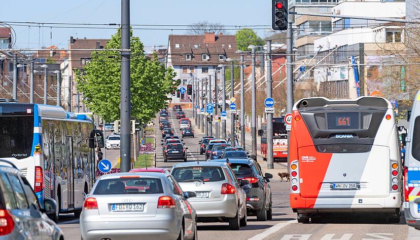 Viele Ampeln und schleppender Verkehr. Auch die grüne Welle nach der Einführung von Tempo 40 in der Innenstadt lässt auf sich warten. Die Verwaltung sucht derzeit nach einem besseren Konzept für die Allee. Viele Ampeln und schleppender Verkehr. Auch die grüne Welle nach der Einführung von Tempo 40 in der Innenstadt lässt auf sich warten. Die Verwaltung sucht derzeit nach einem besseren Konzept für die Allee.