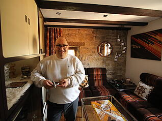 Michael Schertle hat seine Wohnung im historischen Turm im Stil der 70er Jahre eingerichtet. Sein Ausblick entlohnt für die beengten Räumlichkeiten. Michael Schertle hat seine Wohnung im historischen Turm im Stil der 70er Jahre eingerichtet. Sein Ausblick entlohnt für die beengten Räumlichkeiten.