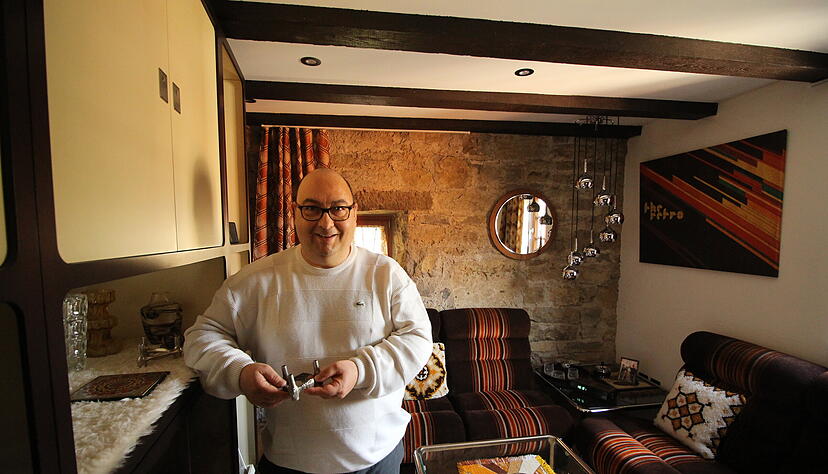 Michael Schertle hat seine Wohnung im historischen Turm im Stil der 70er Jahre eingerichtet. Sein Ausblick entlohnt f&uuml;r die beengten R&auml;umlichkeiten.