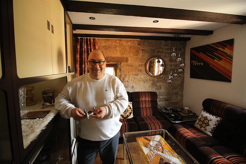 Michael Schertle hat seine Wohnung im historischen Turm im Stil der 70er Jahre eingerichtet. Sein Ausblick entlohnt für die beengten Räumlichkeiten. Michael Schertle hat seine Wohnung im historischen Turm im Stil der 70er Jahre eingerichtet. Sein Ausblick entlohnt für die beengten Räumlichkeiten.