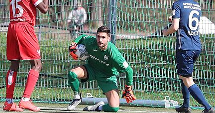 Ein zupackender Typ: Thomas Bromma (Mitte) spielte zuletzt drei Jahre für die Stuttgarter Kickers. Mit der Sport-Union Neckarsulm trifft er am Mittwochabend im WFV-Pokal-Viertelfinale auf seine ehemaligen Teamkameraden.