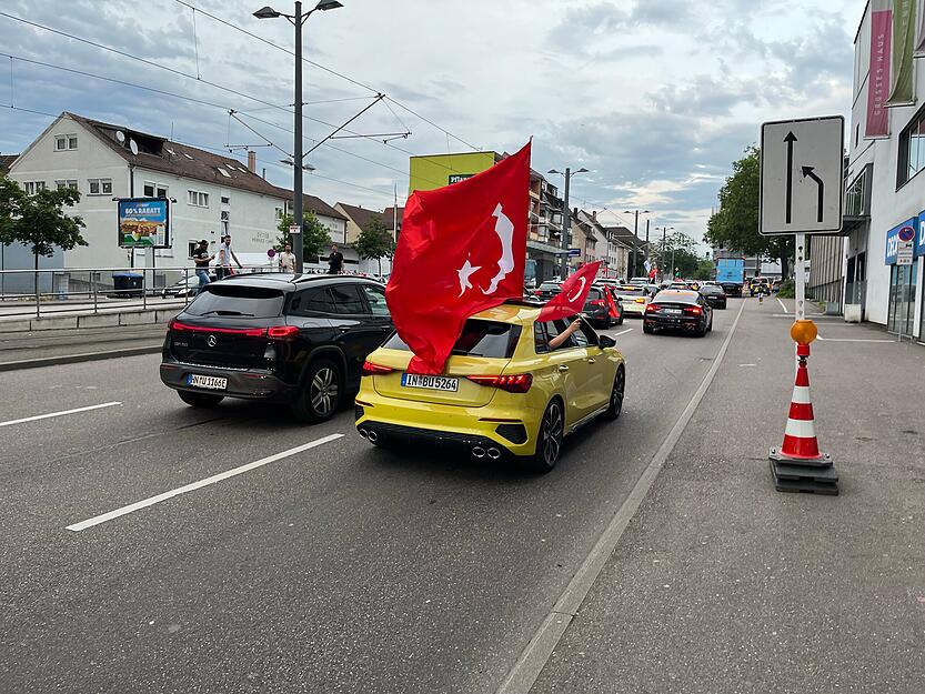 Eine Fahne fast größer als das Auto.