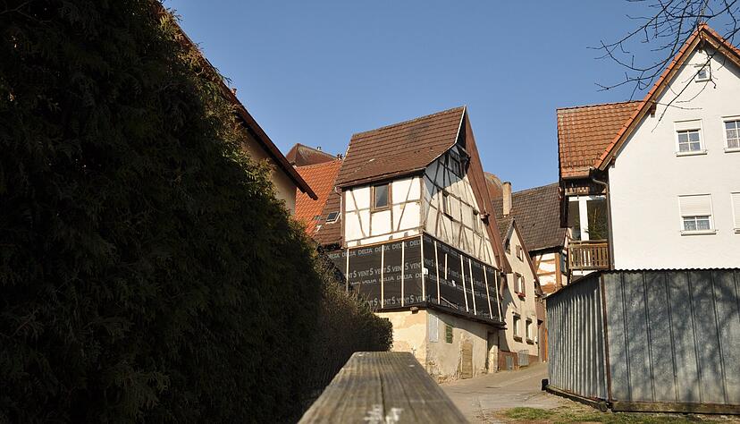 Eng, aber behaglich: In dem alten Fachwerkhaus in der Steingasse 4 k&ouml;nnen Besucher erleben, wie sich das Wohnen im 15. und 16. Jahrhundert angef&uuml;hlt hat. Das Foto zeigt das Haus w&auml;hrend der Bestandssicherung im Jahr 2018.