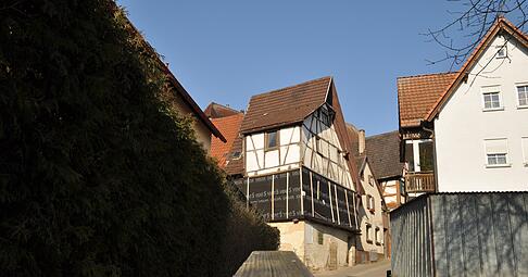 Eng, aber behaglich: In dem alten Fachwerkhaus in der Steingasse 4 k&ouml;nnen Besucher erleben, wie sich das Wohnen im 15. und 16. Jahrhundert angef&uuml;hlt hat. Das Foto zeigt das Haus w&auml;hrend der Bestandssicherung im Jahr 2018.