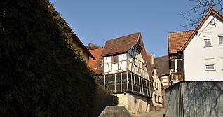 Eng, aber behaglich: In dem alten Fachwerkhaus in der Steingasse 4 k&ouml;nnen Besucher erleben, wie sich das Wohnen im 15. und 16. Jahrhundert angef&uuml;hlt hat. Das Foto zeigt das Haus w&auml;hrend der Bestandssicherung im Jahr 2018.