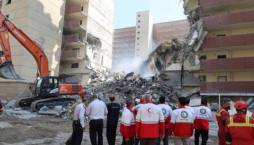 Rettungskräfte versuchen, Überlebende nach einem israelischen Angriff auf Teheran zu finden.