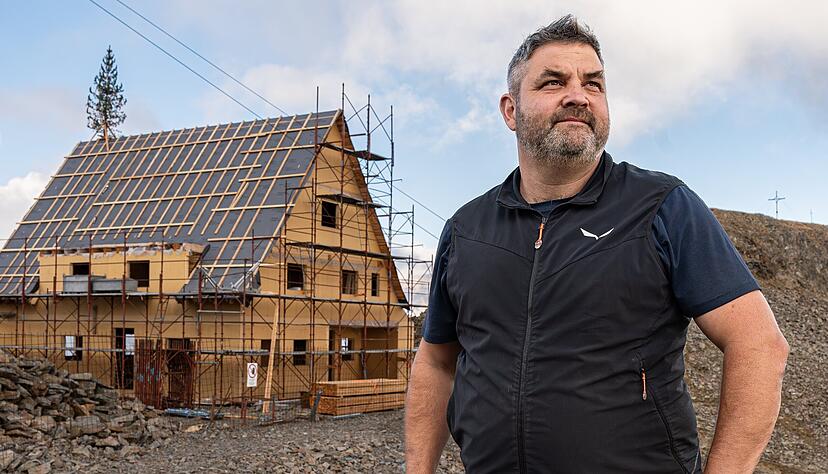 Unternehmer Florian Haller vor dem Rohbau: Die wiederaufgebaute Alte Heilbronner Hütte wird voraussichtlich 2027 eröffnet.