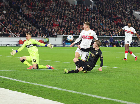 Alexander Nübel: Rettet vor dem 0:1 zweimal bärenstark. Erst im dritten Anlauf trifft der FCA, Nübel war chancenlos. Vor dem 1:2 spielt Nübel einen riskanten Pass. Sonst sicher bei seinen Aktionen. Note: 3,5 Alexander Nübel: Rettet vor dem 0:1 zweimal bärenstark. Erst im dritten Anlauf trifft der FCA, Nübel war chancenlos. Vor dem 1:2 spielt Nübel einen riskanten Pass. Sonst sicher bei seinen Aktionen. Note: 3,5