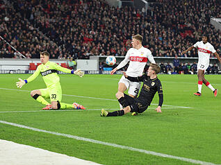Alexander Nübel: Rettet vor dem 0:1 zweimal bärenstark. Erst im dritten Anlauf trifft der FCA, Nübel war chancenlos. Vor dem 1:2 spielt Nübel einen riskanten Pass. Sonst sicher bei seinen Aktionen. Note: 3,5 Alexander Nübel: Rettet vor dem 0:1 zweimal bärenstark. Erst im dritten Anlauf trifft der FCA, Nübel war chancenlos. Vor dem 1:2 spielt Nübel einen riskanten Pass. Sonst sicher bei seinen Aktionen. Note: 3,5