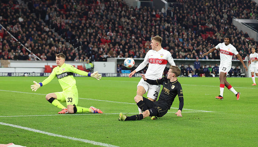 Alexander Nübel: Rettet vor dem 0:1 zweimal bärenstark. Erst im dritten Anlauf trifft der FCA, Nübel war chancenlos. Vor dem 1:2 spielt Nübel einen riskanten Pass. Sonst sicher bei seinen Aktionen. Note: 3,5 Alexander Nübel: Rettet vor dem 0:1 zweimal bärenstark. Erst im dritten Anlauf trifft der FCA, Nübel war chancenlos. Vor dem 1:2 spielt Nübel einen riskanten Pass. Sonst sicher bei seinen Aktionen. Note: 3,5