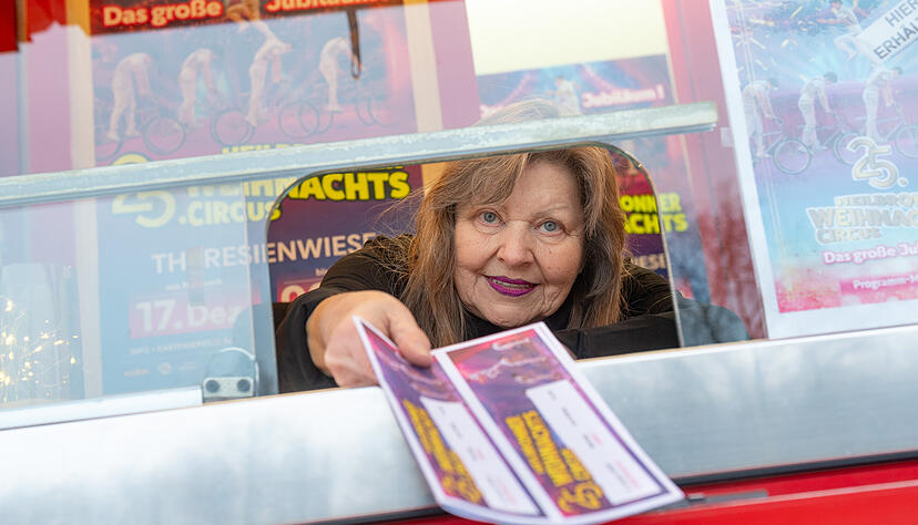 Monika Melnjak (71) ist bis heute t&auml;glich an der Kasse und im B&uuml;ro des Heilbronner Weihnachtszirkus im Einsatz.
