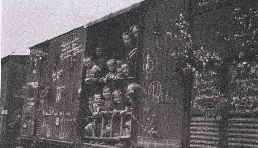 Ein Zugtransport mit Ungarndeutschen aus St. Peter (ungarisch Sajószentpéter) vor der Abfahrt im Frühjahr 1946, unter anderem mit der Aufschrift "Mit Gottes Hilfe fahren wir." Ein Zugtransport mit Ungarndeutschen aus St. Peter (ungarisch Sajószentpéter) vor der Abfahrt im Frühjahr 1946, unter anderem mit der Aufschrift "Mit Gottes Hilfe fahren wir."