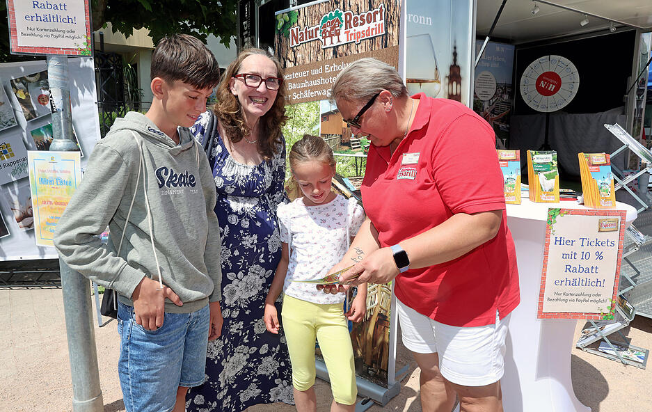 Vereine, Unternehmen und Initiativen stellen beim Regionaltag ihre Arbeit vor. Vereine, Unternehmen und Initiativen stellen beim Regionaltag ihre Arbeit vor.