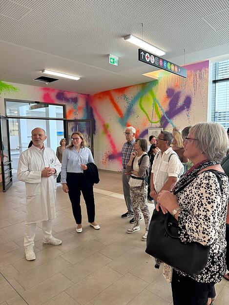 Das Graffiti im Eingangsbereich stammt vom Tübinger Künstler Anselm Reyle.
