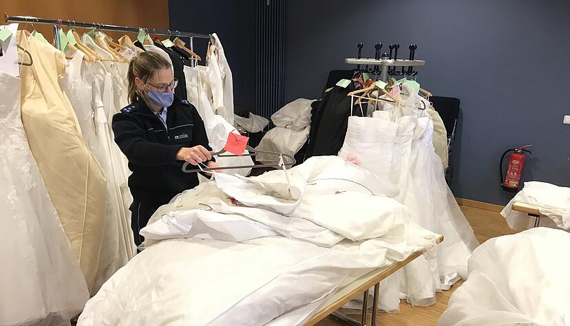 Lisa Rudolph schaut sich die Brautkleider an, die in Gemeinderäumen gleich neben dem Polizeiposten in Affaltrach zwischenlagern.
Foto: Adrian Hoffmann Lisa Rudolph schaut sich die Brautkleider an, die in Gemeinderäumen gleich neben dem Polizeiposten in Affaltrach zwischenlagern.
Foto: Adrian Hoffmann