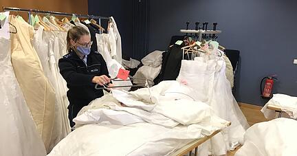 Lisa Rudolph schaut sich die Brautkleider an, die in Gemeinderäumen gleich neben dem Polizeiposten in Affaltrach zwischenlagern.
Foto: Adrian Hoffmann Lisa Rudolph schaut sich die Brautkleider an, die in Gemeinderäumen gleich neben dem Polizeiposten in Affaltrach zwischenlagern.
Foto: Adrian Hoffmann