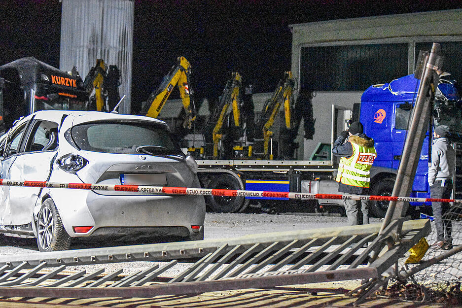Der Fahrer sei am Ende durch eine Schussabgabe gestoppt worden und noch vor Ort gestorben, bestätigte eine Polizeisprecherin.