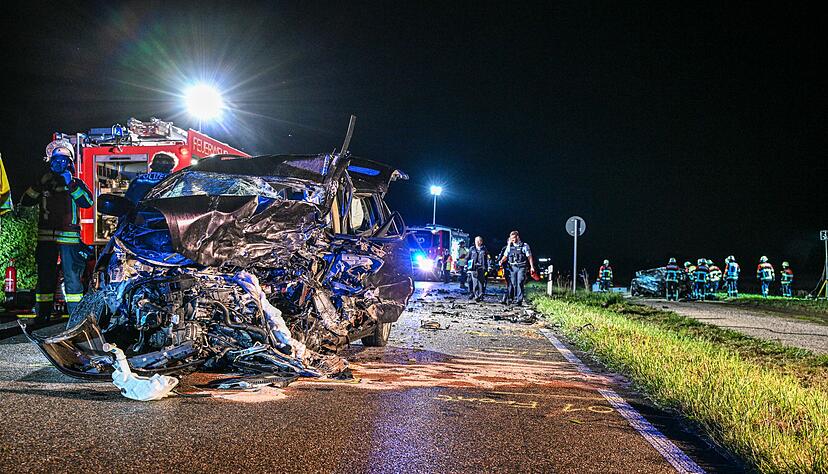 Zwei Männer starben bei dem Verkehrsunfall. (Symbolbild) Zwei Männer starben bei dem Verkehrsunfall. (Symbolbild)