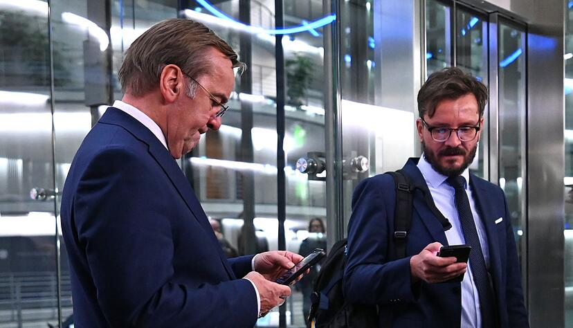 Der Verteidigungsminister musste lange warten.