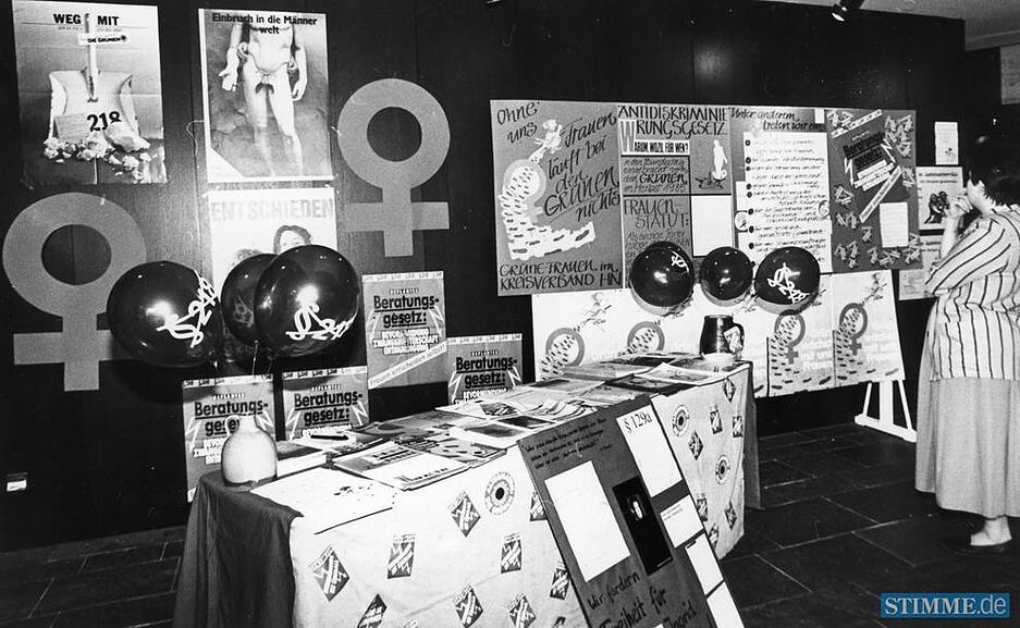 Von der Lesbe bis zur Kirche. Eine Woche lang präsentieren Heilbronner Frauengruppen im März 1989 ihre Arbeit und weisen bei der Info-Börse auf ihre Ziele hin.