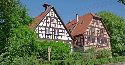 Der Wohlstand jahrzehntelanger harter Landarbeit zeigt sich in solch pr&auml;chtigen Fachwerkh&auml;usern wie im B&uuml;schelhof.
Fotos: Andreas Scholz