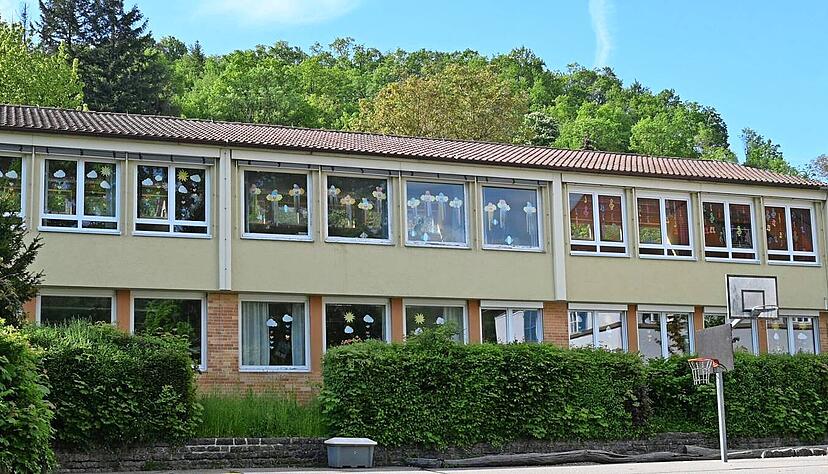 Im Sommer 2023 ging der Gemeinderat die Renovierung der beiden Schulgebäude in Ernsbach an. Nach den ersten Planungen steht die Frage im Raum: Lohnt sich der Betrieb überhaupt noch? Im Sommer 2023 ging der Gemeinderat die Renovierung der beiden Schulgebäude in Ernsbach an. Nach den ersten Planungen steht die Frage im Raum: Lohnt sich der Betrieb überhaupt noch?