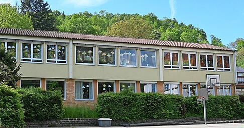 Im Sommer 2023 ging der Gemeinderat die Renovierung der beiden Schulgebäude in Ernsbach an. Nach den ersten Planungen steht die Frage im Raum: Lohnt sich der Betrieb überhaupt noch?