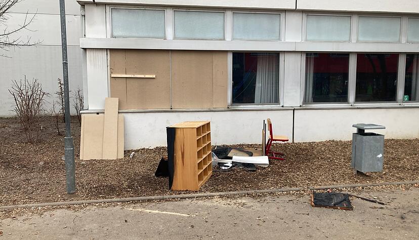 In der Staufenbergschule ist nach dem Brand durch ein Silvester-Feuerwerk ein Klassenzimmer aktuell nicht nutzbar. In der Staufenbergschule ist nach dem Brand durch ein Silvester-Feuerwerk ein Klassenzimmer aktuell nicht nutzbar.