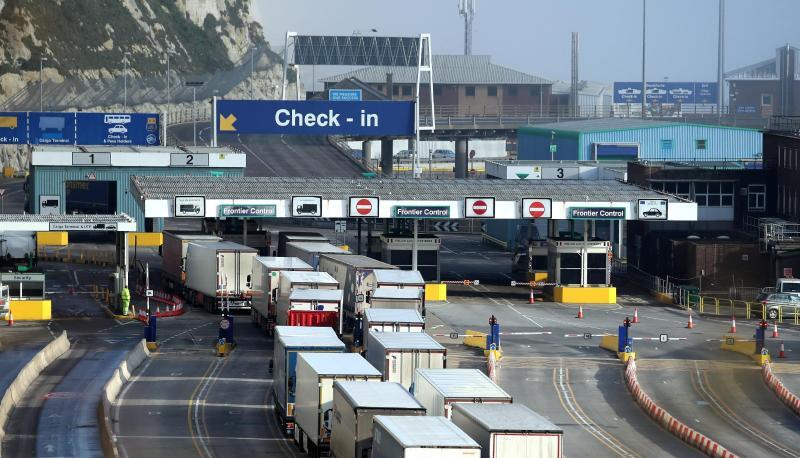 Lange Schlangen von Lastwagen vor dem Check-in am Hafen von Dover.