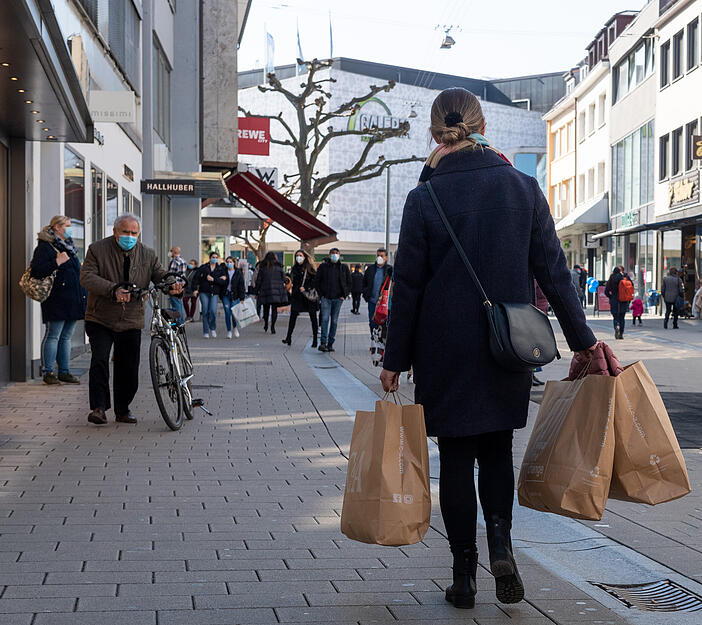 Erste Geschäfte öffnen nach dem harten Lockdown