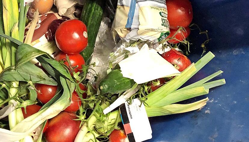 Viele Lebensmittel landen in den Containern von Supermärkten, weil das Haltbarkeitsdatum abgelaufen ist.Foto: dpa Viele Lebensmittel landen in den Containern von Supermärkten, weil das Haltbarkeitsdatum abgelaufen ist.Foto: dpa